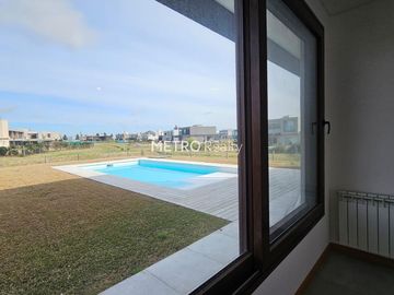 Casa en  Venta 6 ambientes en Terralagos, Canning
