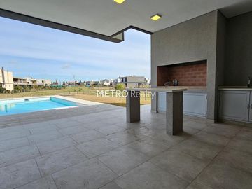 Casa en  Venta 6 ambientes en Terralagos, Canning