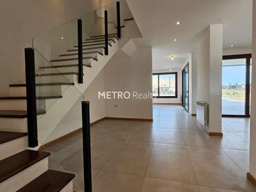 Casa en  Venta 6 ambientes en Terralagos, Canning