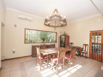 Casa en venta - 4 Dormitorios 5 Baños - Cocheras - 3.046Mts2 - City bell