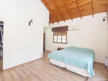 Casa en venta - 4 Dormitorios 5 Baños - Cocheras - 3.046Mts2 - City bell
