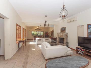 Casa en venta - 4 Dormitorios 5 Baños - Cocheras - 3.046Mts2 - City bell