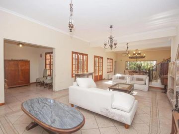 Casa en venta - 4 Dormitorios 5 Baños - Cocheras - 3.046Mts2 - City bell