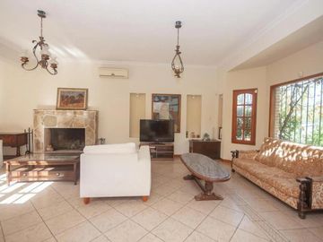 Casa en venta - 4 Dormitorios 5 Baños - Cocheras - 3.046Mts2 - City bell