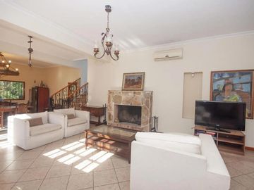 Casa en venta - 4 Dormitorios 5 Baños - Cocheras - 3.046Mts2 - City bell