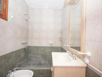 Casa en venta - 4 Dormitorios 5 Baños - Cocheras - 3.046Mts2 - City bell