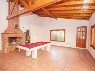 Casa en venta - 4 Dormitorios 5 Baños - Cocheras - 3.046Mts2 - City bell