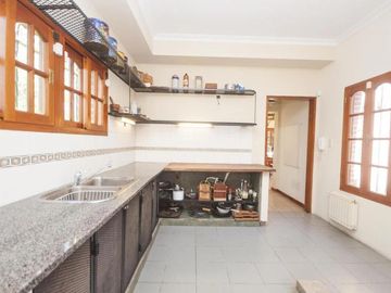 Casa en venta - 4 Dormitorios 5 Baños - Cocheras - 3.046Mts2 - City bell
