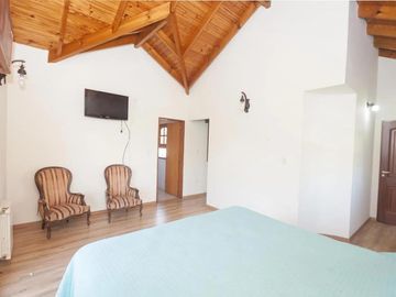 Casa en venta - 4 Dormitorios 5 Baños - Cocheras - 3.046Mts2 - City bell