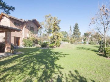 Casa en venta - 4 Dormitorios 5 Baños - Cocheras - 3.046Mts2 - City bell