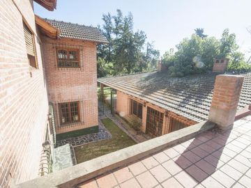 Casa en venta - 4 Dormitorios 5 Baños - Cocheras - 3.046Mts2 - City bell