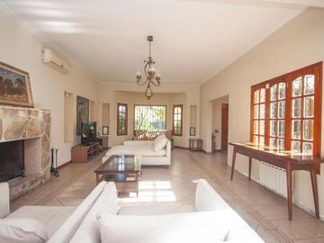 Casa en venta - 4 Dormitorios 5 Baños - Cocheras - 3.046Mts2 - City bell