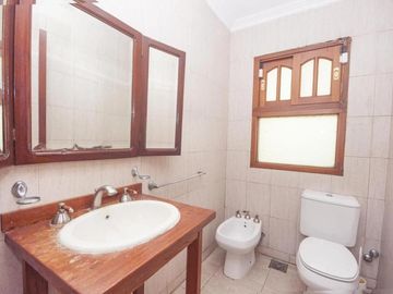 Casa en venta - 4 Dormitorios 5 Baños - Cocheras - 3.046Mts2 - City bell