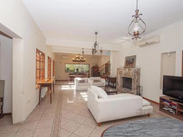 Casa en venta - 4 Dormitorios 5 Baños - Cocheras - 3.046Mts2 - City bell