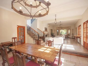 Casa en venta - 4 Dormitorios 5 Baños - Cocheras - 3.046Mts2 - City bell
