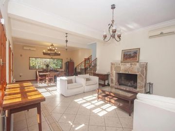 Casa en venta - 4 Dormitorios 5 Baños - Cocheras - 3.046Mts2 - City bell