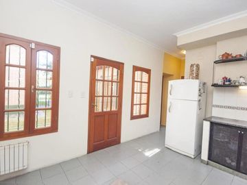 Casa en venta - 4 Dormitorios 5 Baños - Cocheras - 3.046Mts2 - City bell