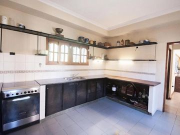 Casa en venta - 4 Dormitorios 5 Baños - Cocheras - 3.046Mts2 - City bell