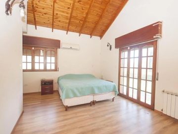 Casa en venta - 4 Dormitorios 5 Baños - Cocheras - 3.046Mts2 - City bell