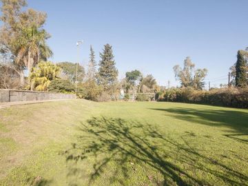 Casa en venta - 4 Dormitorios 5 Baños - Cocheras - 3.046Mts2 - City bell