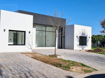 Hermosa Casa en venta en 1 planta San Matias Area 5 PG