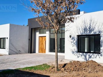 Hermosa Casa en venta en 1 planta San Matias Area 5 PG