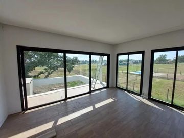 Casa en venta - 3 Dormitorios 3 Baños - 220Mts2 - Villa Rosa, Pilar