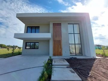 Casa en venta - 3 Dormitorios 3 Baños - 220Mts2 - Villa Rosa, Pilar