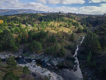 Exclusivo Campo con Costa de Río en Atos Pampa
