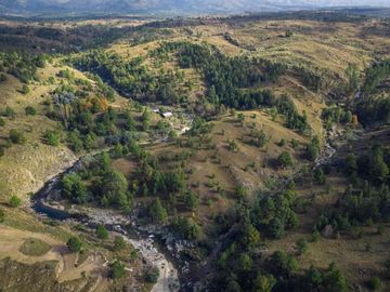 Exclusivo Campo con Costa de Río en Atos Pampa