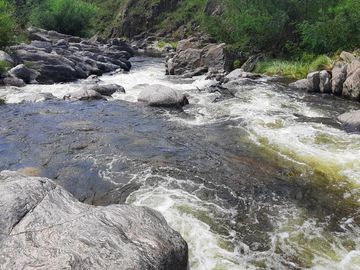 Exclusivo Campo con Costa de Río en Atos Pampa