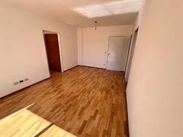 Venta departamento de 2 ambientes con cochera muy luminoso en Almagro!