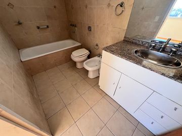 Venta departamento de 2 ambientes con cochera muy luminoso en Almagro!