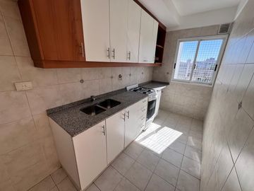 Venta departamento de 2 ambientes con cochera muy luminoso en Almagro!
