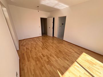 Venta departamento de 2 ambientes con cochera muy luminoso en Almagro!