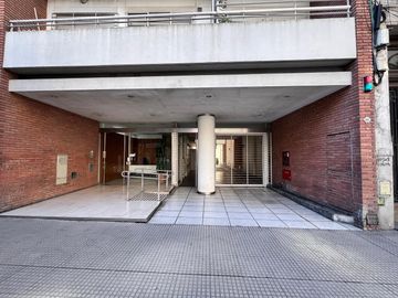Venta departamento de 2 ambientes con cochera muy luminoso en Almagro!