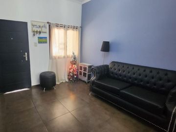 IMPECABLE CASA UBICADA EN CARLOS CROCE 2089, BANDFIELD.