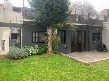 IMPECABLE CASA UBICADA EN CARLOS CROCE 2089, BANDFIELD.