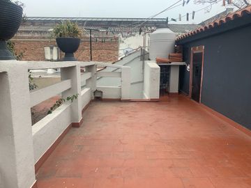 IMPECABLE CASA UBICADA EN CARLOS CROCE 2089, BANDFIELD.