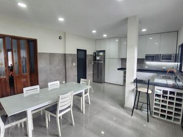 IMPECABLE CASA UBICADA EN CARLOS CROCE 2089, BANDFIELD.