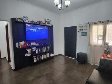 IMPECABLE CASA UBICADA EN CARLOS CROCE 2089, BANDFIELD.