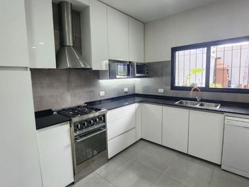 IMPECABLE CASA UBICADA EN CARLOS CROCE 2089, BANDFIELD.