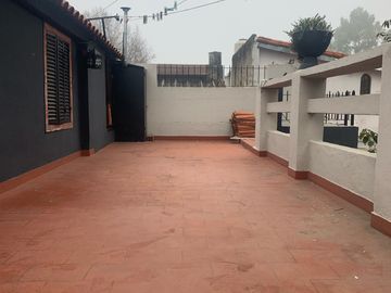IMPECABLE CASA UBICADA EN CARLOS CROCE 2089, BANDFIELD.
