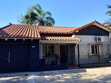 IMPECABLE CASA UBICADA EN CARLOS CROCE 2089, BANDFIELD.