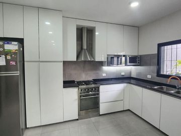 IMPECABLE CASA UBICADA EN CARLOS CROCE 2089, BANDFIELD.