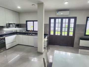 IMPECABLE CASA UBICADA EN CARLOS CROCE 2089, BANDFIELD.