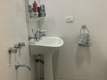 IMPECABLE CASA UBICADA EN CARLOS CROCE 2089, BANDFIELD.