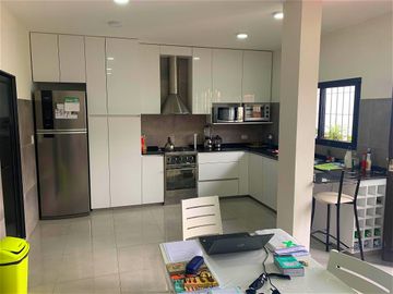 IMPECABLE CASA UBICADA EN CARLOS CROCE 2089, BANDFIELD.