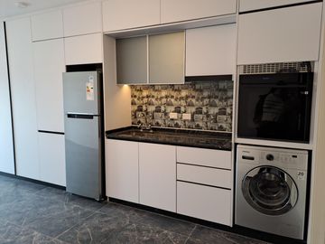 Monoambiente con balcón  a ESTRENAR!! / al frente / equipado / flores / 3 D