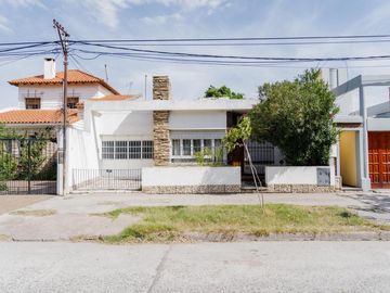 Edificio Comercial en venta - 6 Dormitorios 4 Baños - 479Mts2 - Bahía Blanca